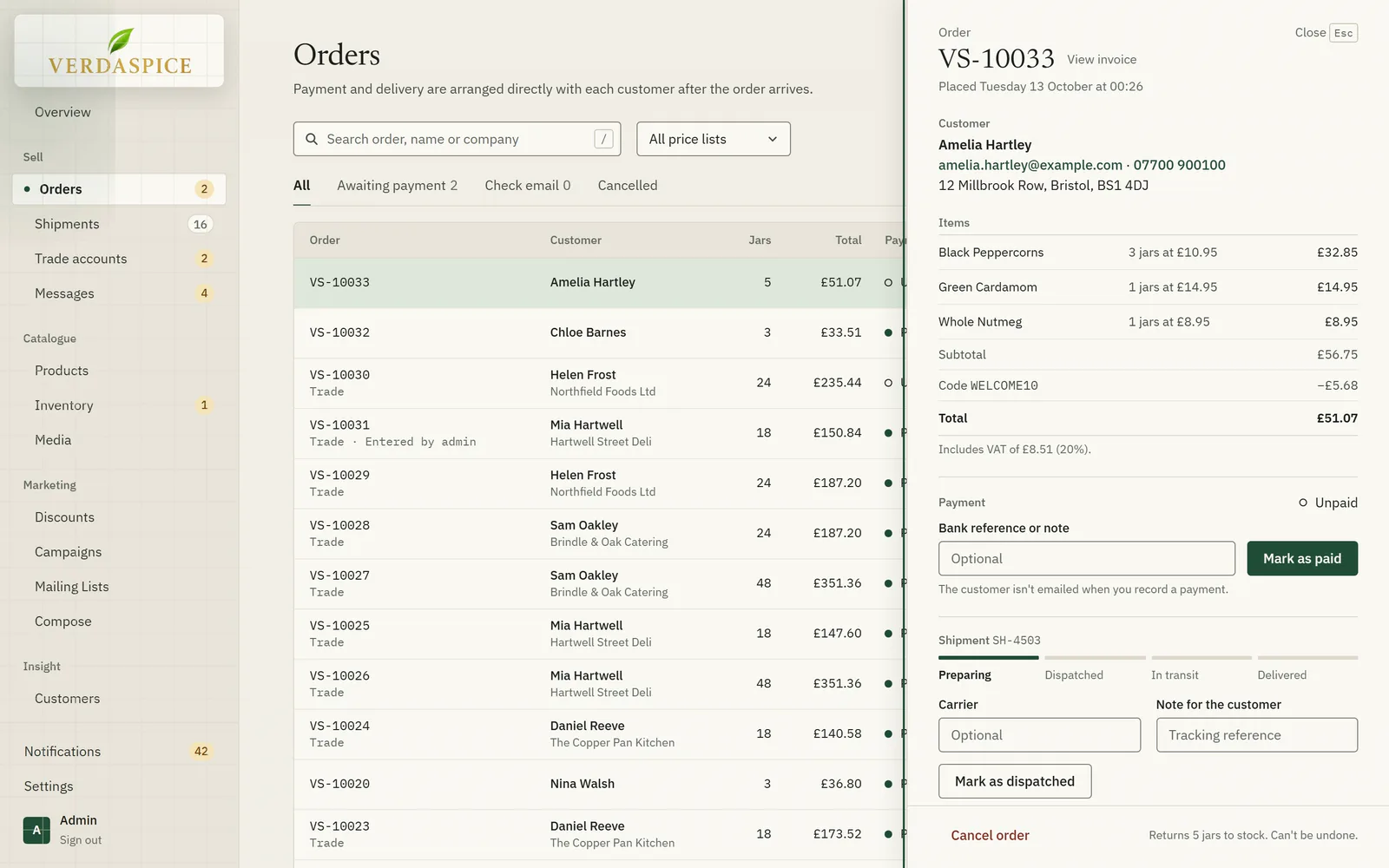 Admin order panel showing items, payment, a four-step shipment bar, and carrier and tracking note fields.
